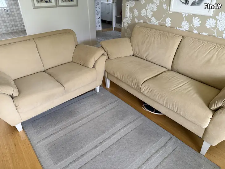 Myydään Soffa. Isku kvalitetssoffor med Alcantara tyg