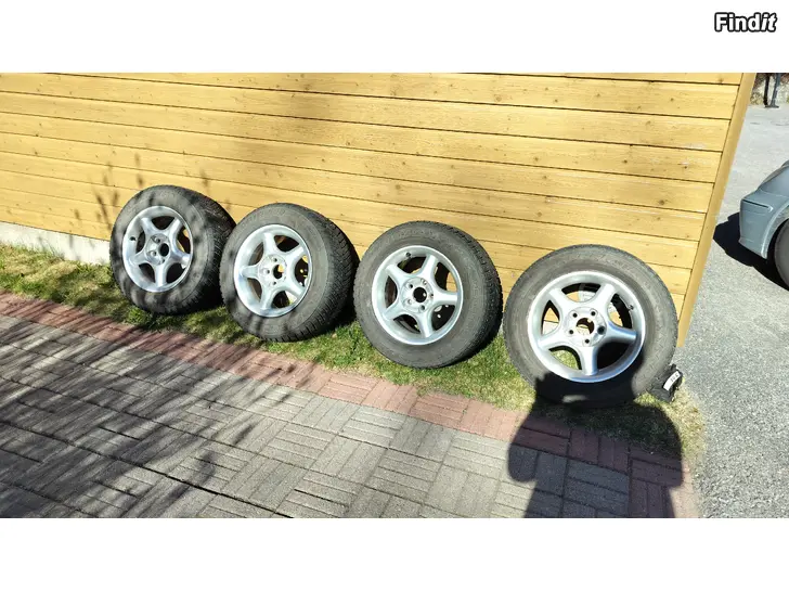 Säljes Stilauto 15 tuuman aluvanteet nastarenkailla