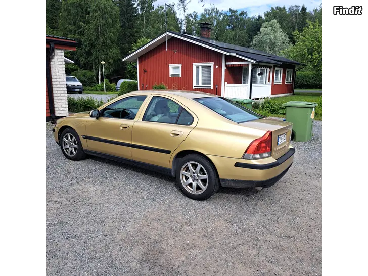 Myydään Volvo S60 2.4 bensa manuaali