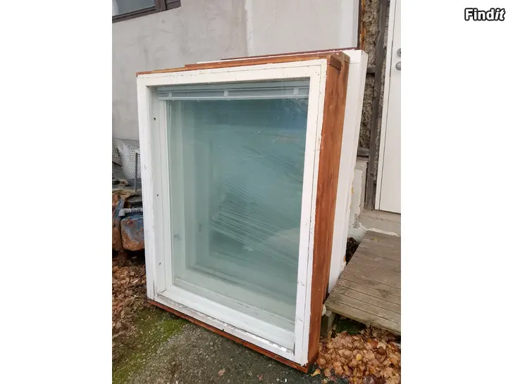 Säljes Fönster med värmeglas o spjelgardiner
