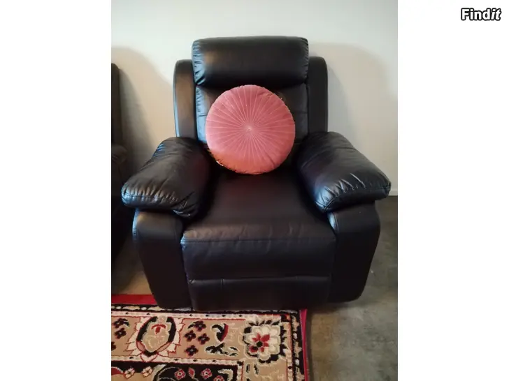 Säljes Säljer bra och fin en sitt soffa