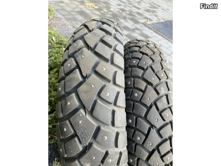 Myydään Mopon nastarenkaat