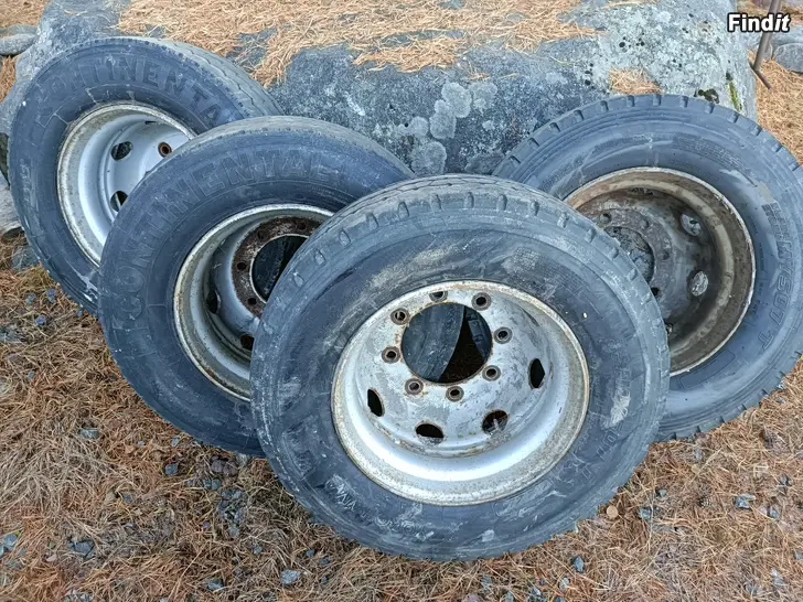 Säljes 265/70R19,5 däck med fälgar