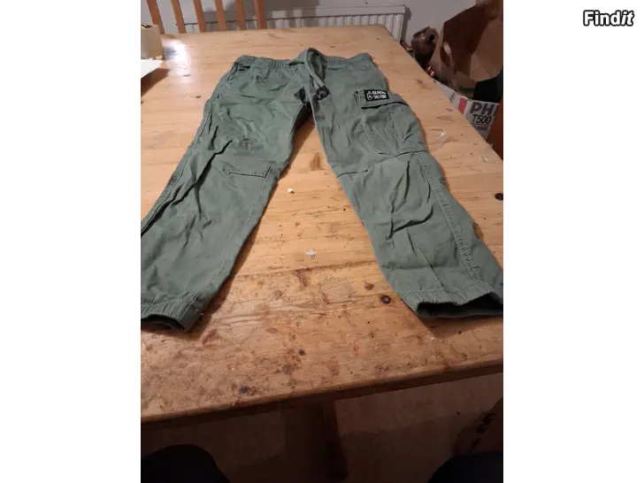 Myydään Oliv gröna cargobyxa 116
