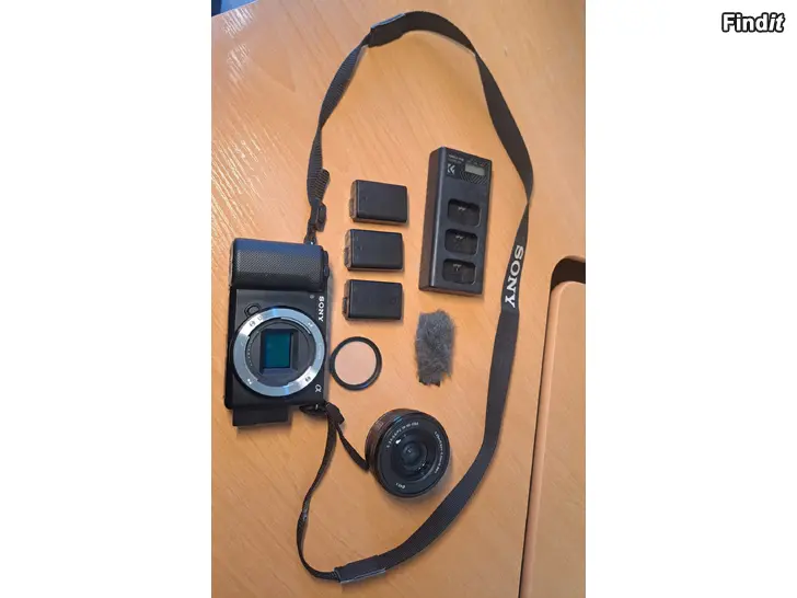 Säljes Sony ZV-E10 komplett paket  3 extra batterier, mikrofon, laddare  som ny