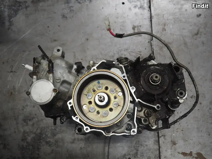 Myydään Yamaha DT 125 05-08 moottori osina engine parts