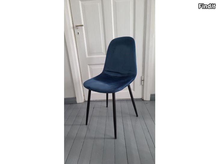 Säljes 4 st stolar i mörkblå sammet Cue CO2 från Room21