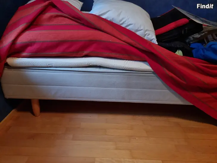 Säljes Resårsäng för tex studielyan eller barnrummet