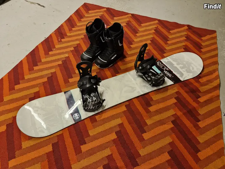 Säljes Burton snowboard + skor