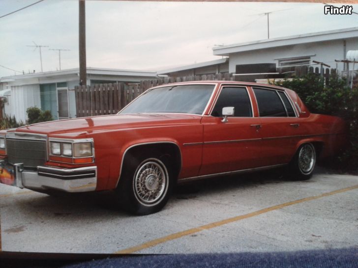 Säljes 1981 Cadillac DeVille taka-akseli, etupenkit, lattiamatot. Ym..