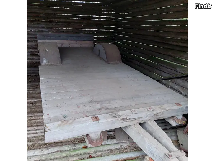 Myydään Traktor släpvagn av trä