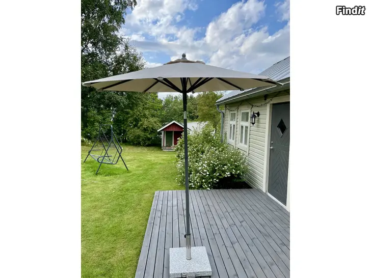 Säljes Terassparasoll med betongfot