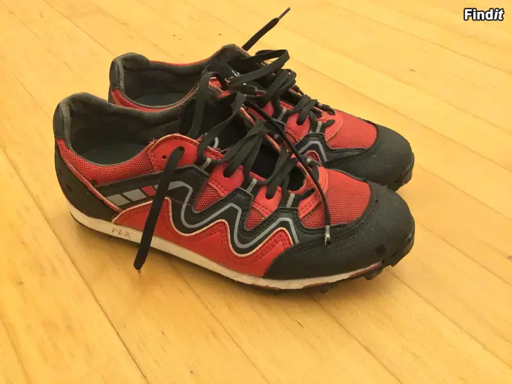 Säljes Dubbskor Jalas 39 bred läst