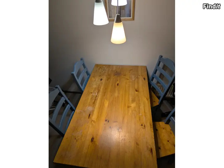 Säljes Köksbord i trä + 4 stolar