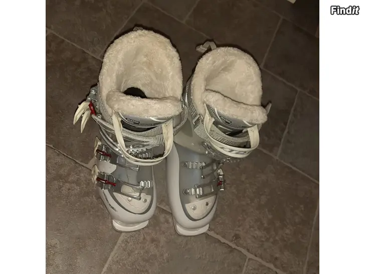 Säljes Slalomskor 24