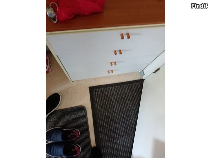 Myydään Eteisen lipasto