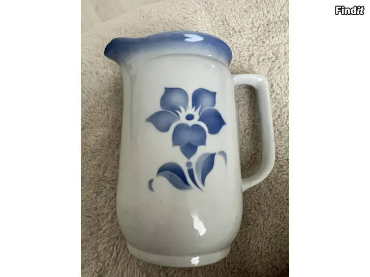 Säljes Arabia kanna med blå blomdekor