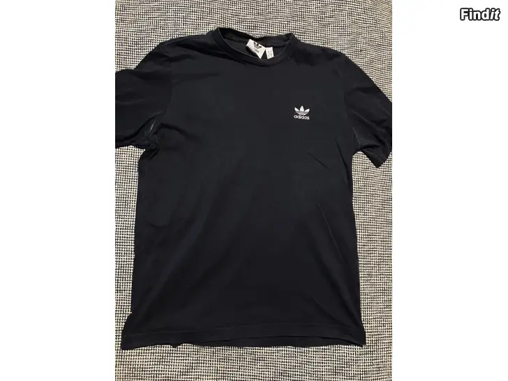 Myydään Adidas Originals T-paita, koko S