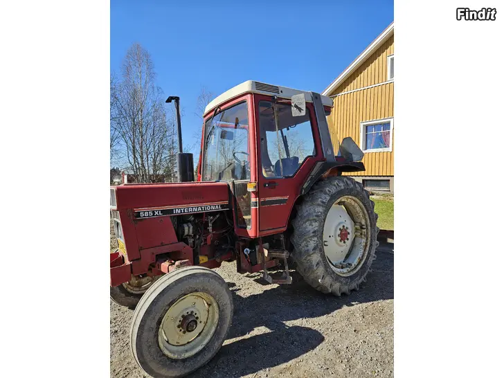 Bytes IH 585 med schaktblad och snöslunga