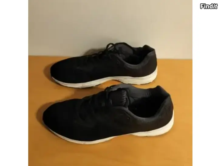 Myydään Kengät sisä kengät