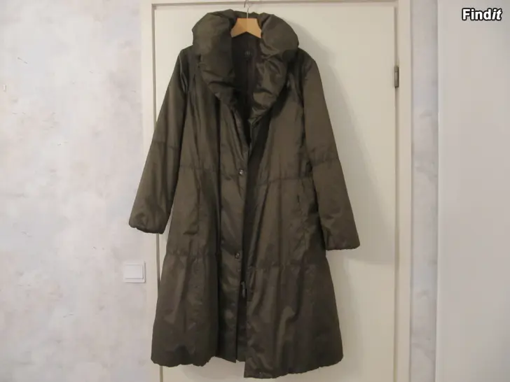 Myydään Kevyt toppatakki. RLP