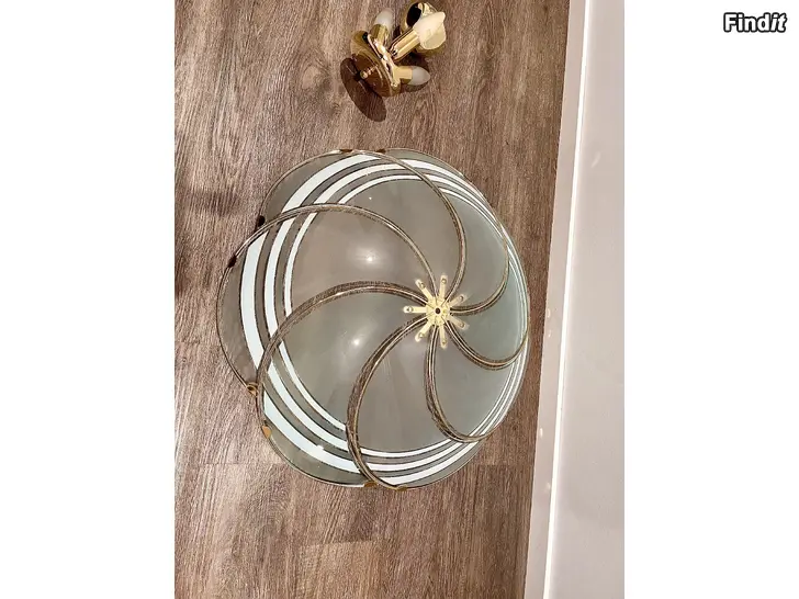 Säljes Bra belysning i stor takplafond