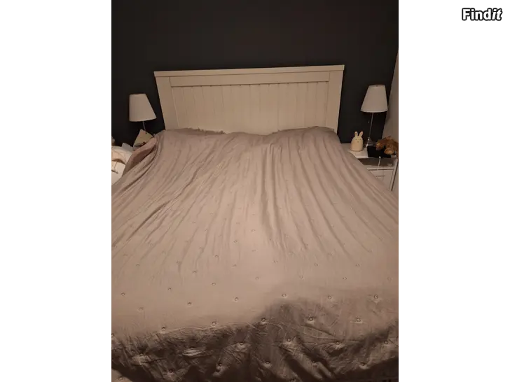 Säljes Säng 160x200 + madrasser, dagtäcke och sänggavel