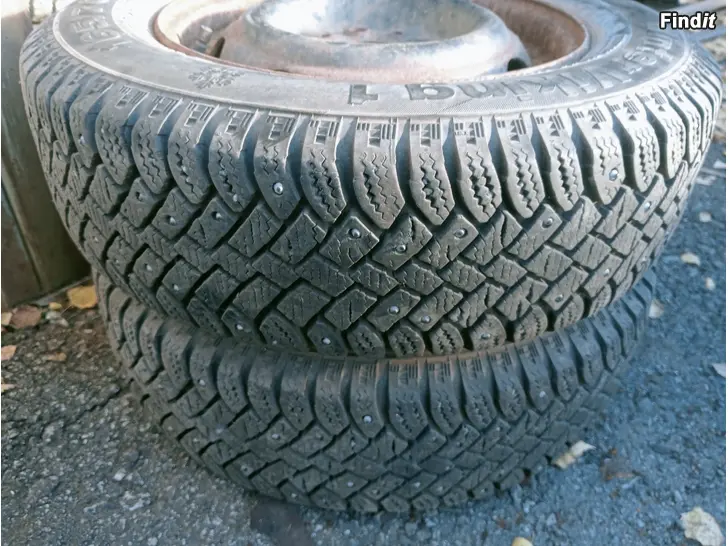 Myydään Punton 4-98 vanteilla nastarenkaat 165/70R13
