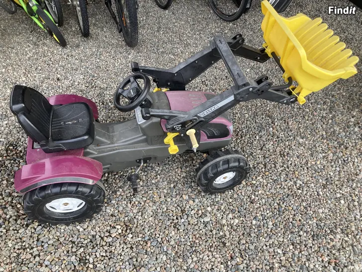 Säljes Valtra tramptraktor med skopa