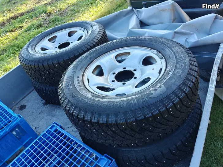 Säljes Gislaved NordFrost 225/75R16 SUV på fälgar