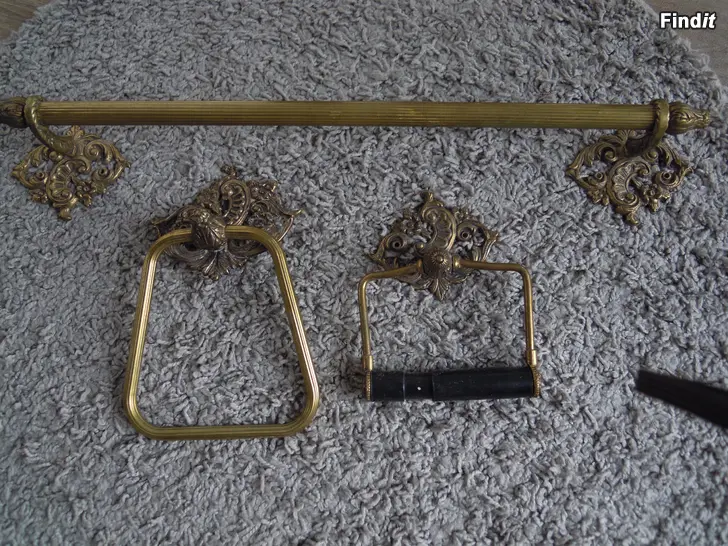 Säljes Kylpyhuoneeseen näyttävät tarvikkeet