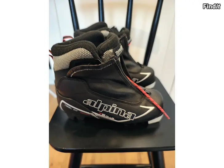 Säljes Längdskidor, stavar och skor för barn