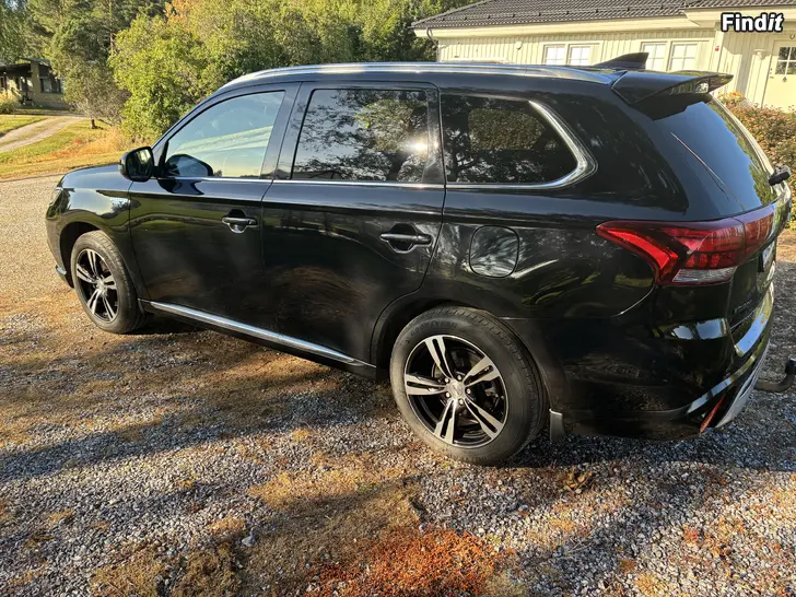 Säljes Mitsubishi Outlander Instyle 2019 laddhybrid, lite medkörd och med batterigaranti