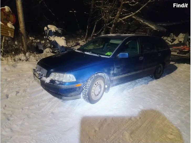 Myydään Volvo v40-99