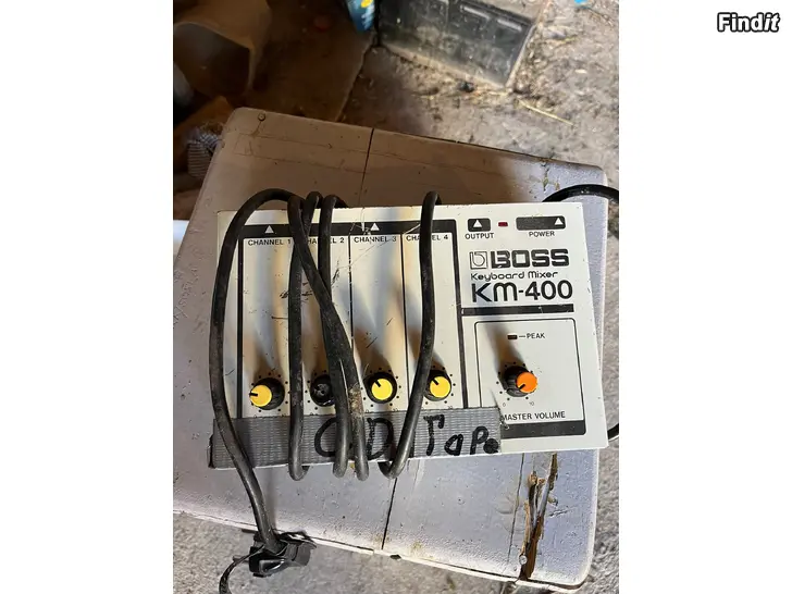 Säljes Boss KM-400 Keyboard mixer + pluggsladdar o. mickkablar