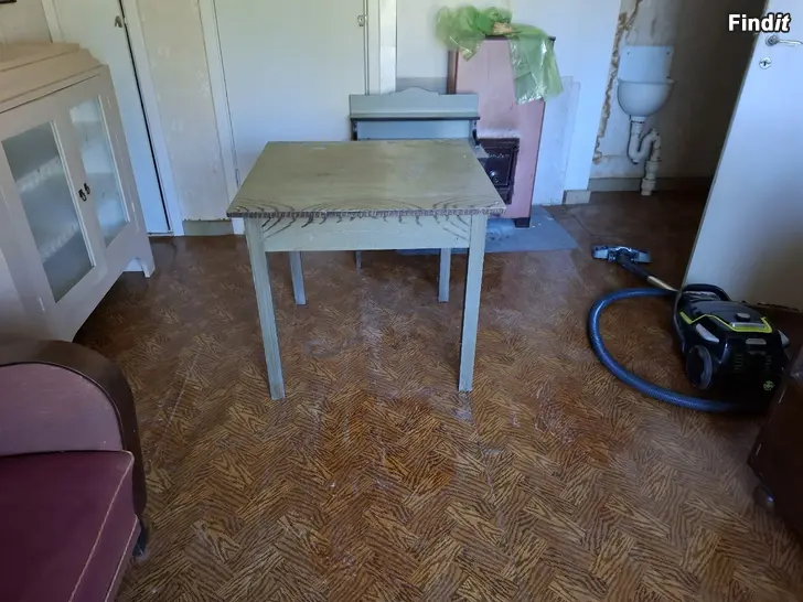 Säljes Antikt bord och stolar