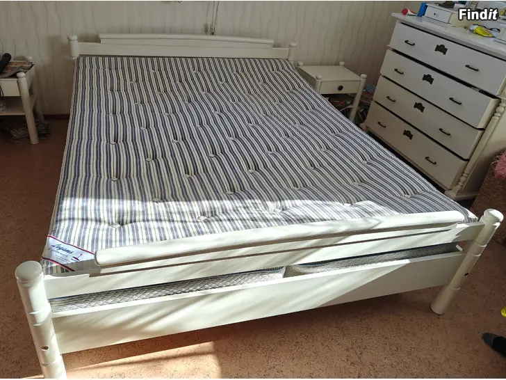 Myydään Säng 160 cm med gavlar