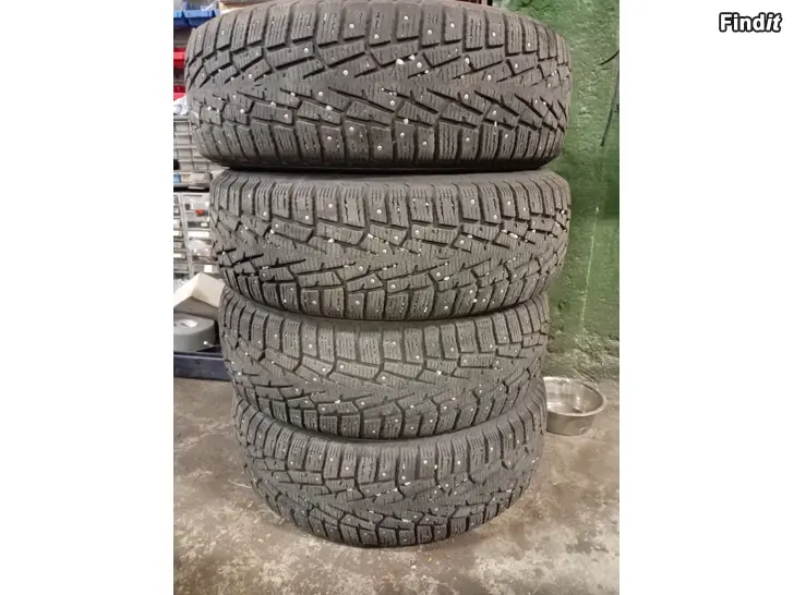 Myydään 235 65 17 Nasta renkaat