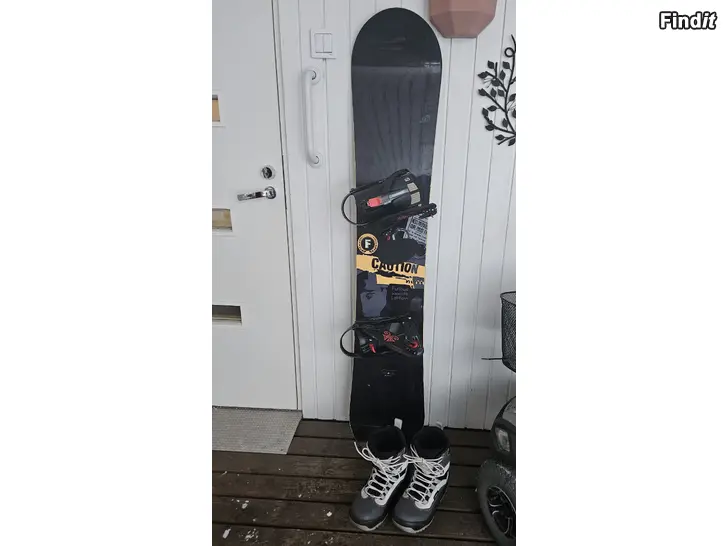 Säljes Snowboard och skor