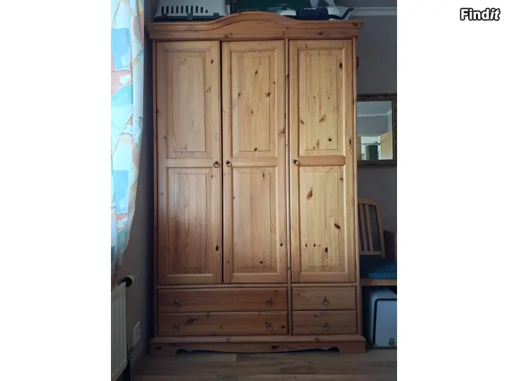 Säljes En kvalitativ vacker garderob i helträ 200×120×60 cm