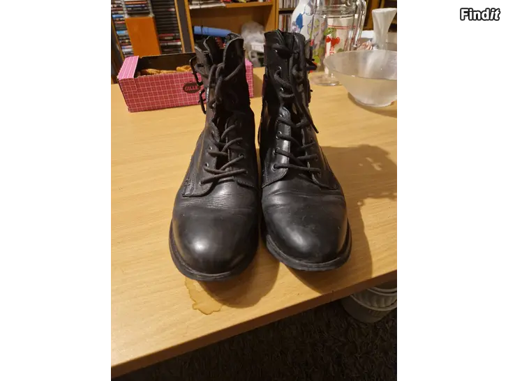 Myydään Svarta snörade läderkängor st 37
