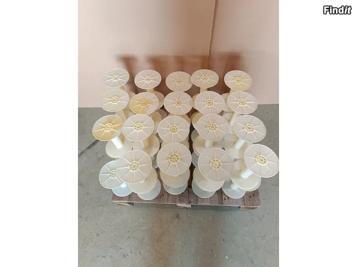 Myydään Uusia muovikeloja