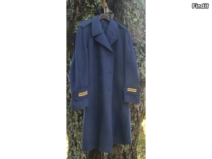 Myydään Ilmavoimien luutnantin vaatteita ja vyö