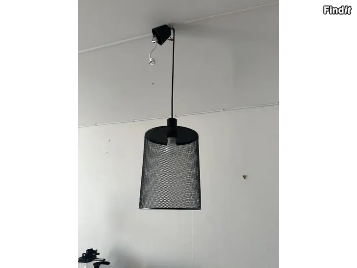Säljes Taklampa i svart metall