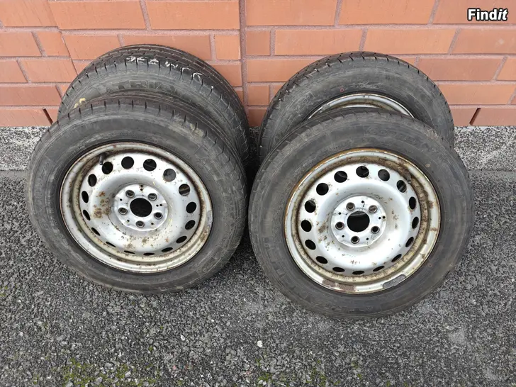 Myydään Mercedes-Benz Vito kesärenkaat 205/65 R16 C vanteineen