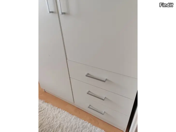 Myydään Vaatekaappi