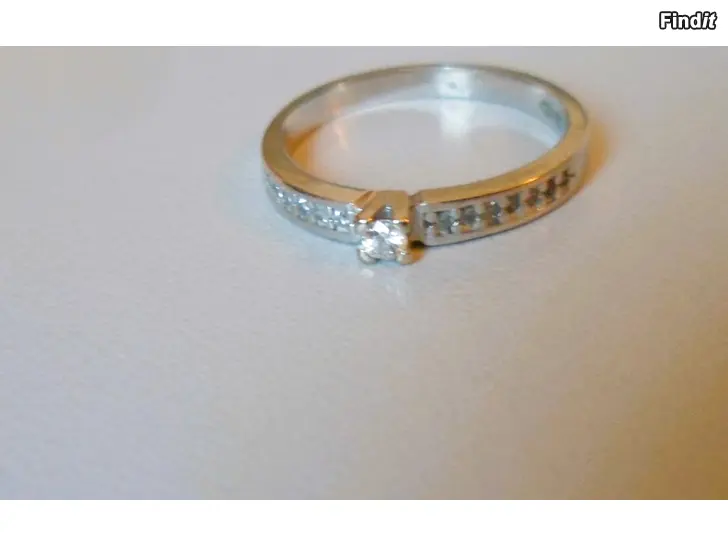 Myydään Valkokultainen Timanttisormus 15 tim. koko 15,5-16