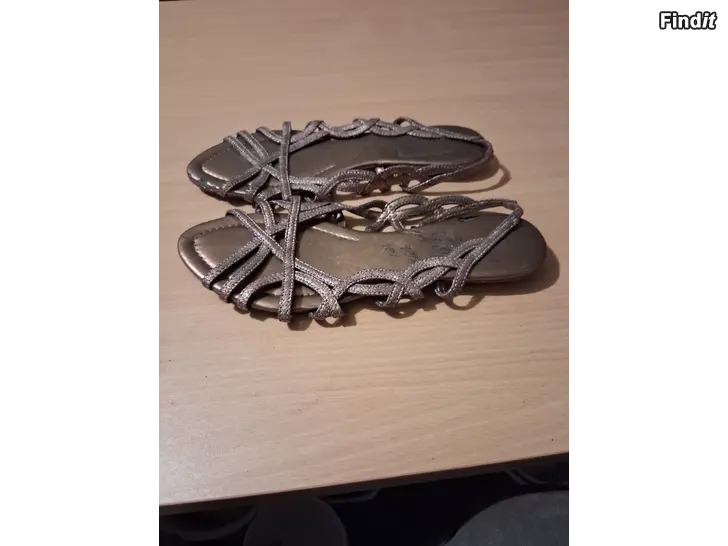 Myydään Sandaler bh