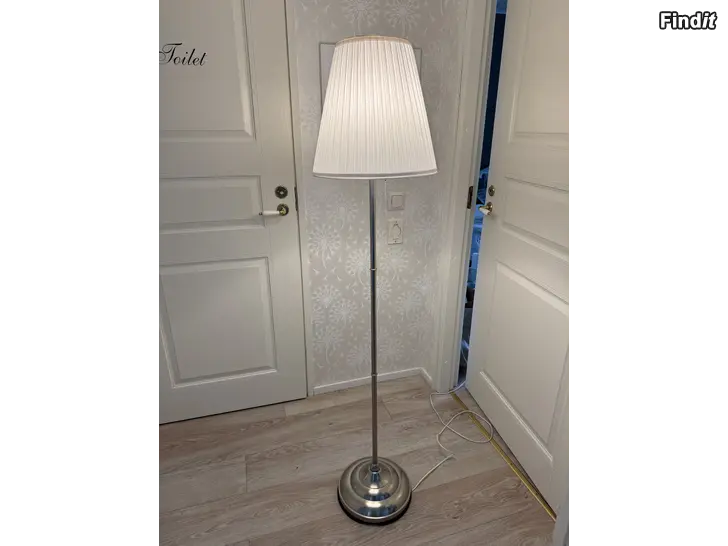 Säljes Årstid golvlampa Ikea
