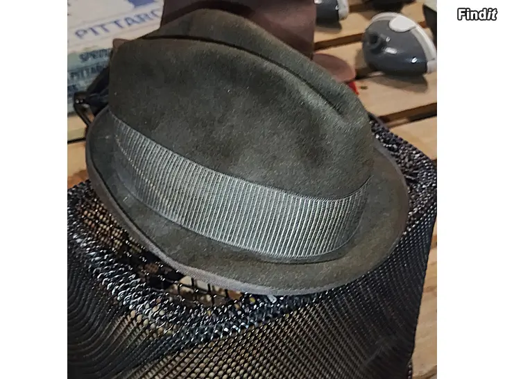 Myydään Erilaisia hattuja